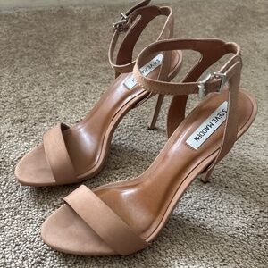 Steve Madden Landen ankle strap sandal in a neutral beige.